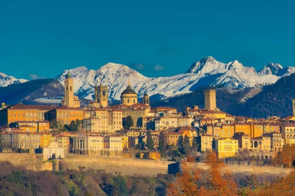 Elegant Apartment In Bergamo Center Bagian luar foto