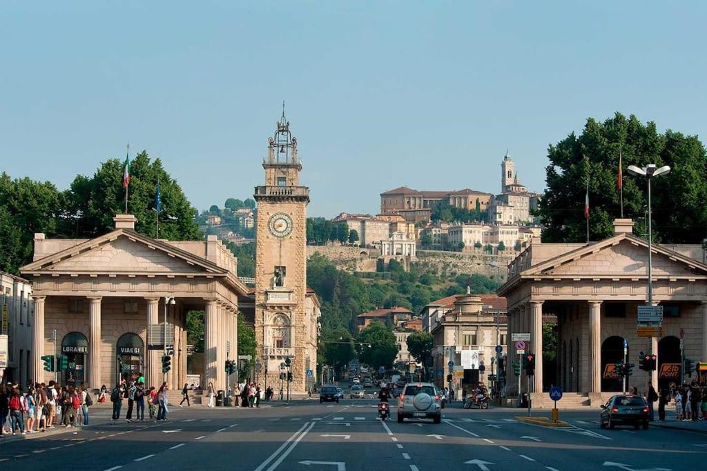 Elegant Apartment In Bergamo Center Bagian luar foto